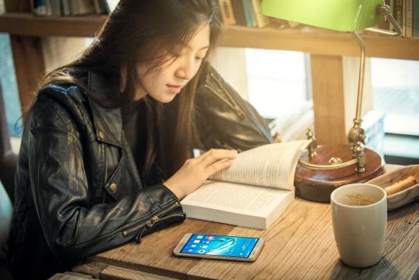 最炫追剧姿势 不断档更健康的只有华为麦芒5