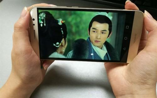 最炫追剧姿势 不断档更健康的只有华为麦芒5