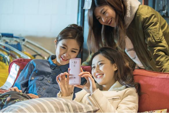 最炫追剧姿势 不断档更健康的只有华为麦芒5