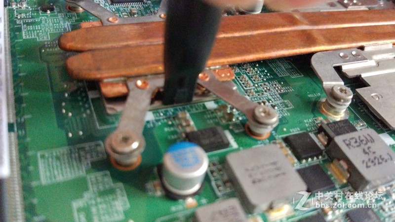 炎热的夏天如约而至，今天就来给大家讲讲V5-551G如何添加散热膏，还有更厉害的哟！！