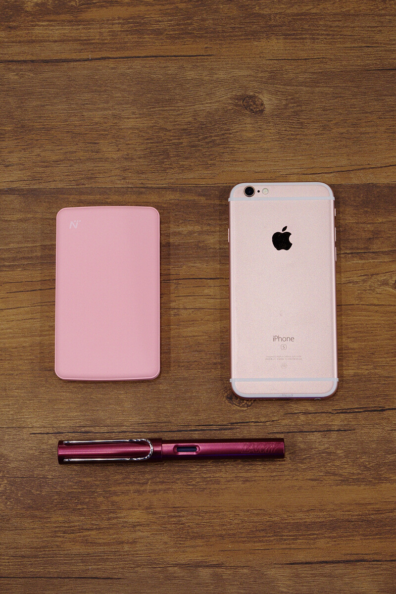 小粉移动电源到手，给大家秀秀，颜值超高！