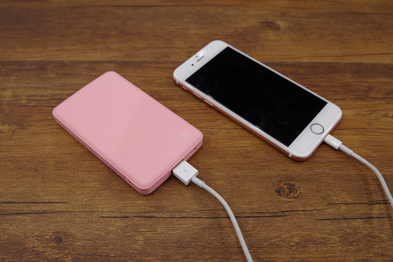 小粉移动电源到手，给大家秀秀，颜值超高！