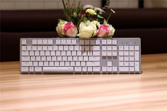 三模随意换，办公很方便- 雷柏MT700办公机械键盘体验
