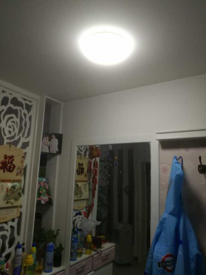 V8屏幕竖分为两半，左半屏幕色彩失真，右半边正常，如图