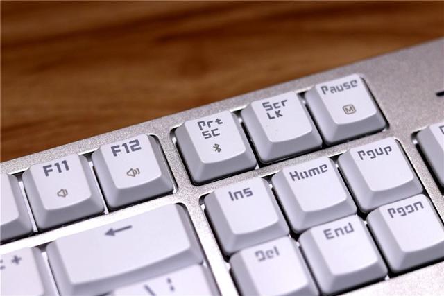 三模随意换，办公很方便- 雷柏MT700办公机械键盘体验