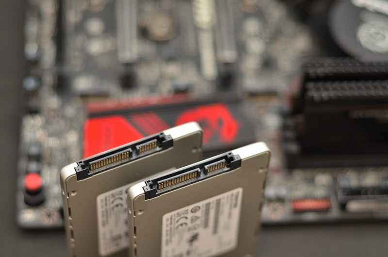 怎么滴也是芯片组旗舰~Z170+2颗东芝Q300 120G SSD玩RAID