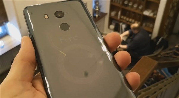 明天发！HTC全面屏U11+上手曝光：半透明后背销魂