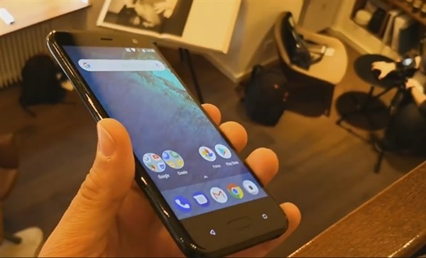 明天发！HTC全面屏U11+上手曝光：半透明后背销魂