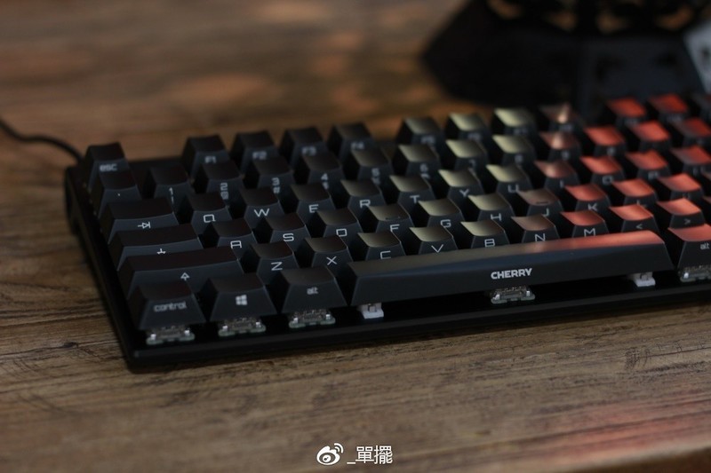 【單擺出品】新的一年，用CHERRY黑8开头