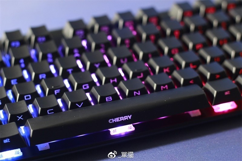 【單擺出品】新的一年，用CHERRY黑8开头