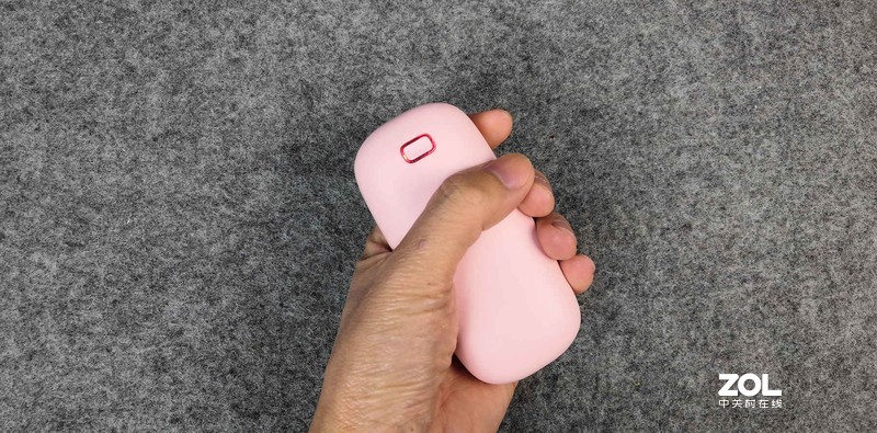 如果卖火柴的小女孩有一个暖手宝，故事结局会不会是另一个版本？