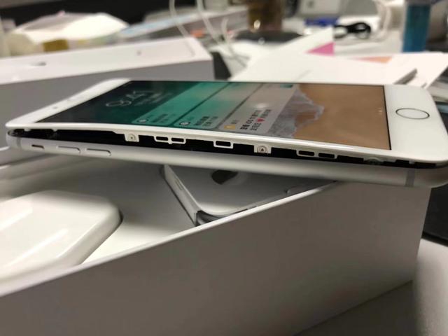 电池又鼓包了！iPhone 8 Plus手机质量堪忧