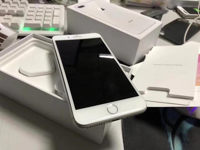电池又鼓包了！iPhone 8 Plus手机质量堪忧