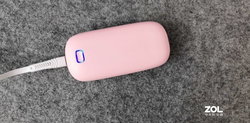 如果卖火柴的小女孩有一个暖手宝，故事结局会不会是另一个版本？