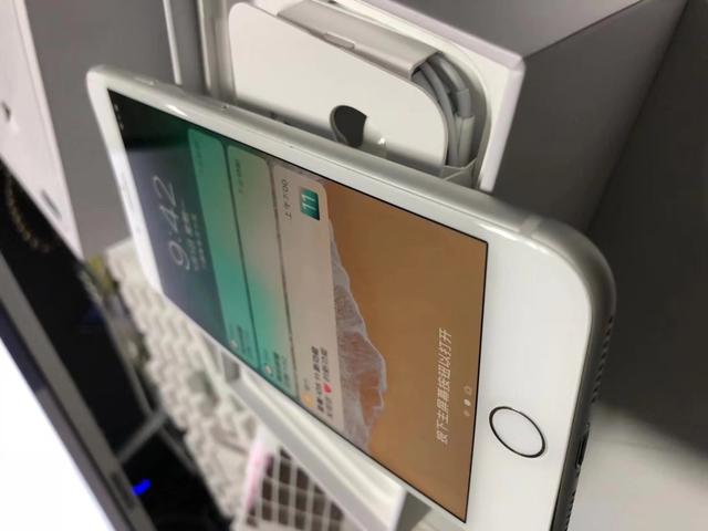 电池又鼓包了！iPhone 8 Plus手机质量堪忧
