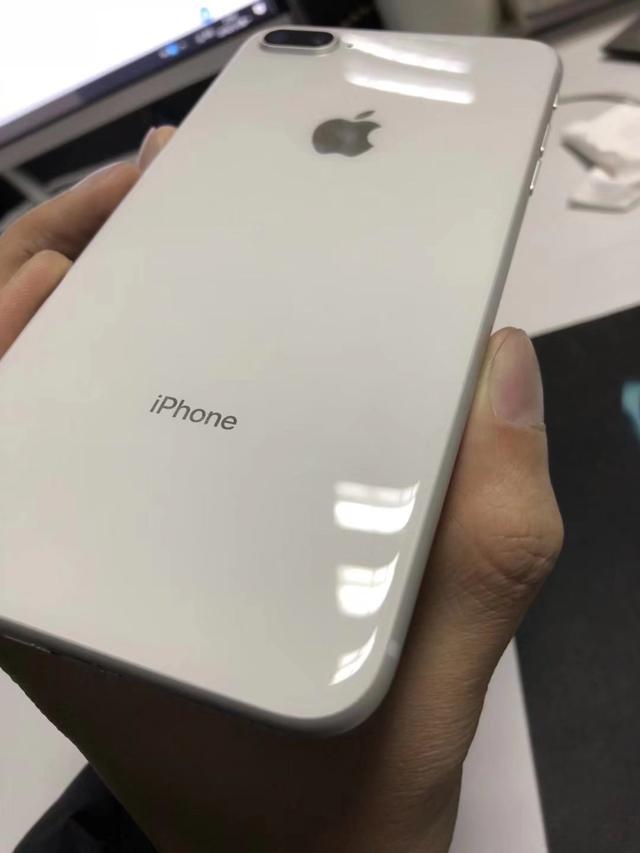 电池又鼓包了！iPhone 8 Plus手机质量堪忧