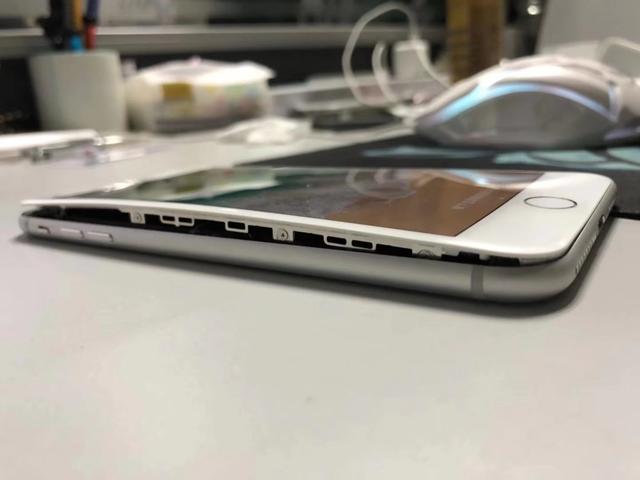 电池又鼓包了！iPhone 8 Plus手机质量堪忧