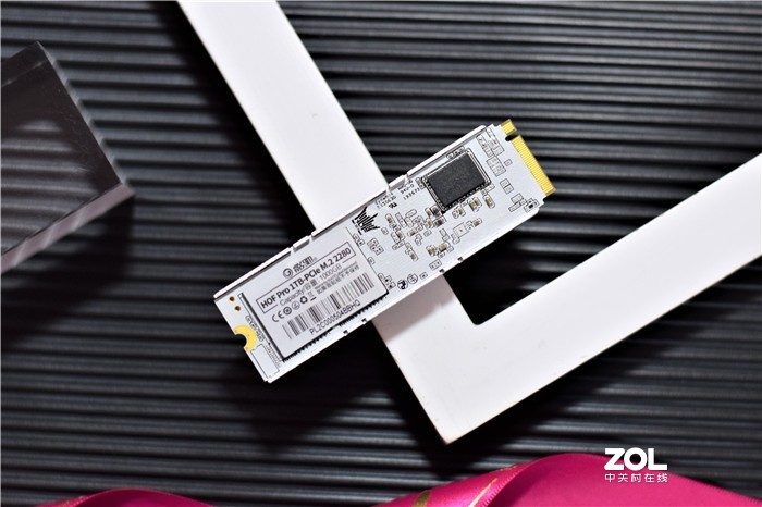 速度之巅，读5000MB/s写4400MB/s，影驰HOF PRO M.2固态怎么样？