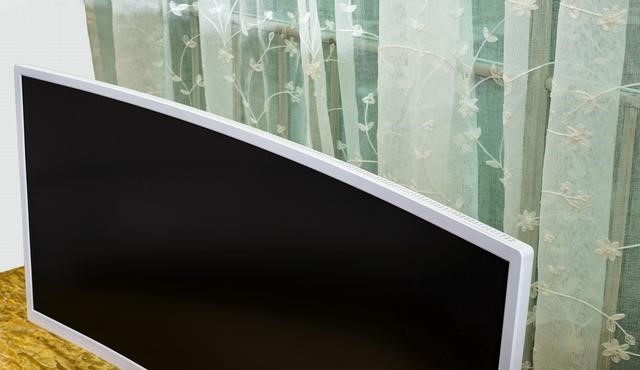 享受辽阔视野，HKC C340曲面屏体验