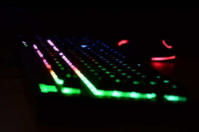 全能等效，自带集线接口的银轴旗舰键盘——Tt X1星脉 RGB