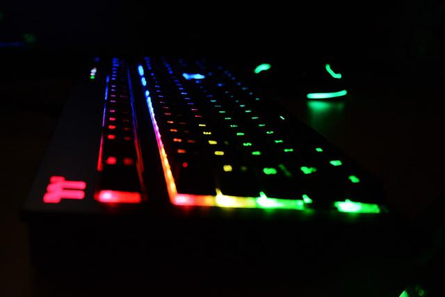 全能等效，自带集线接口的银轴旗舰键盘——Tt X1星脉 RGB