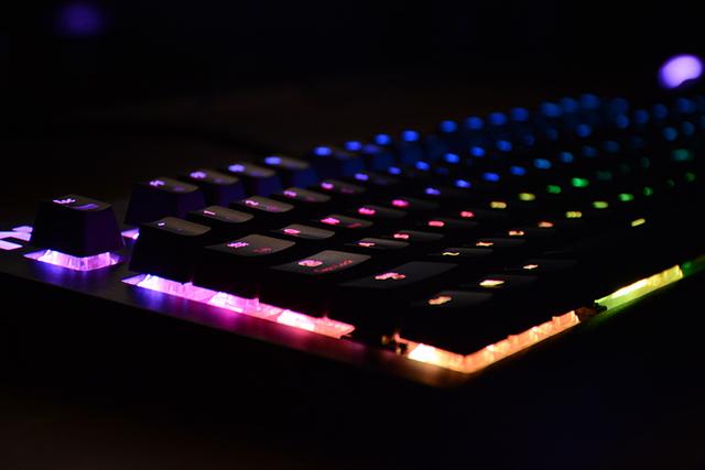 全能等效，自带集线接口的银轴旗舰键盘——Tt X1星脉 RGB