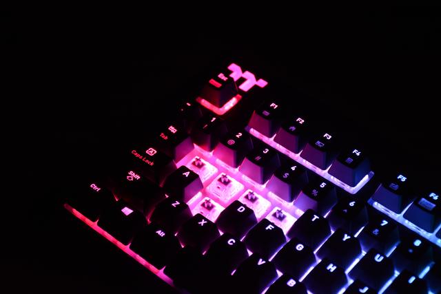 全能等效，自带集线接口的银轴旗舰键盘——Tt X1星脉 RGB