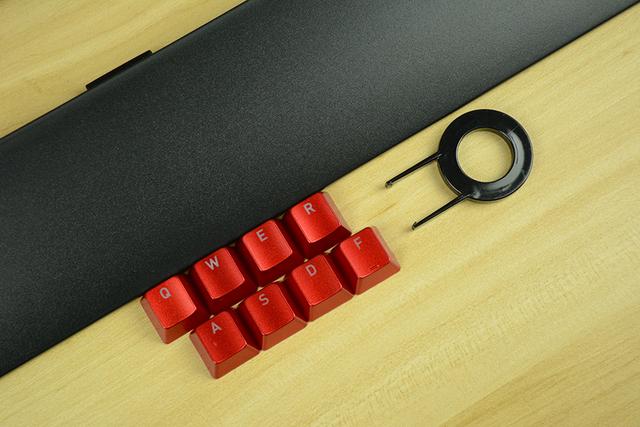 全能等效，自带集线接口的银轴旗舰键盘——Tt X1星脉 RGB