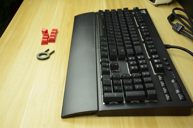 全能等效，自带集线接口的银轴旗舰键盘——Tt X1星脉 RGB