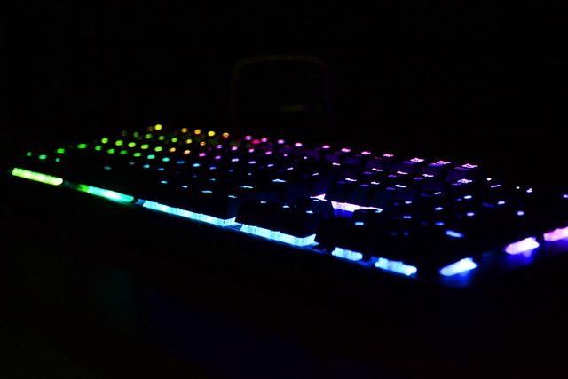 全能等效，自带集线接口的银轴旗舰键盘——Tt X1星脉 RGB