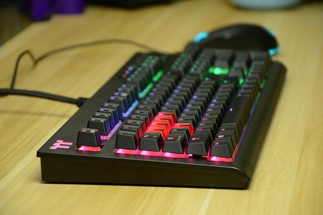 全能等效，自带集线接口的银轴旗舰键盘——Tt X1星脉 RGB