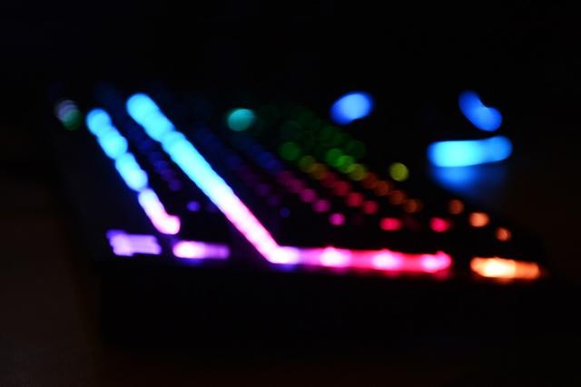 全能等效，自带集线接口的银轴旗舰键盘——Tt X1星脉 RGB