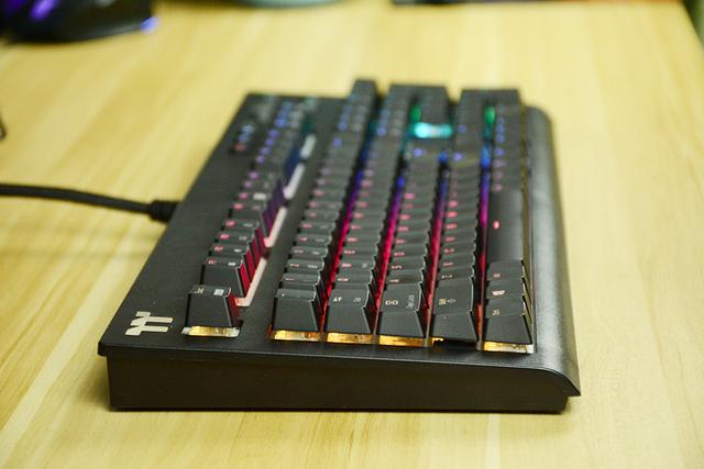 全能等效，自带集线接口的银轴旗舰键盘——Tt X1星脉 RGB