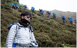 李荣浩微博晒自拍，与陈坤脸贴脸关系亲密