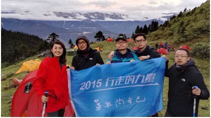 李荣浩微博晒自拍，与陈坤脸贴脸关系亲密