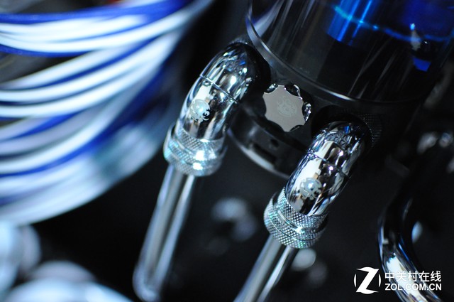 「Z玩主」硬派金属风格 天价信仰神机