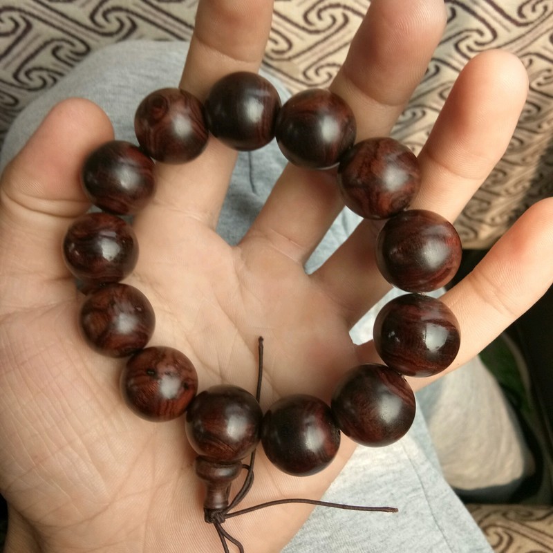 买了一个紫檀手串哪个高手给鉴别一下啊