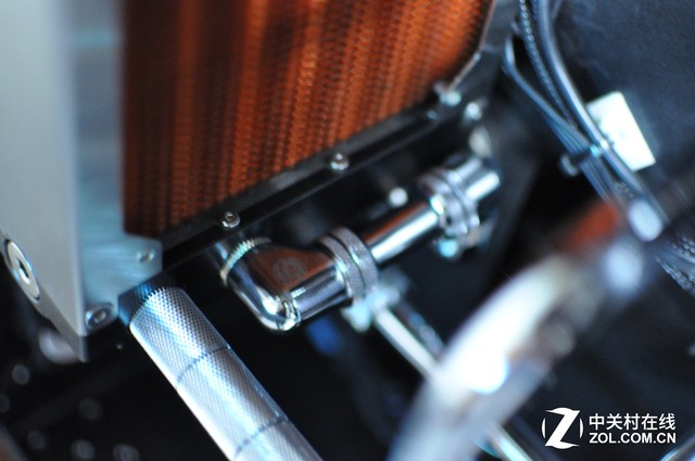 「Z玩主」硬派金属风格 天价信仰神机