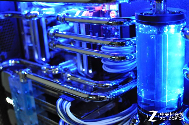 「Z玩主」硬派金属风格 天价信仰神机