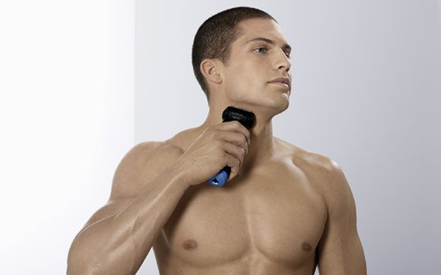 博朗5040S剃须刀：干湿两用，灵活摆动刀头贴合面部