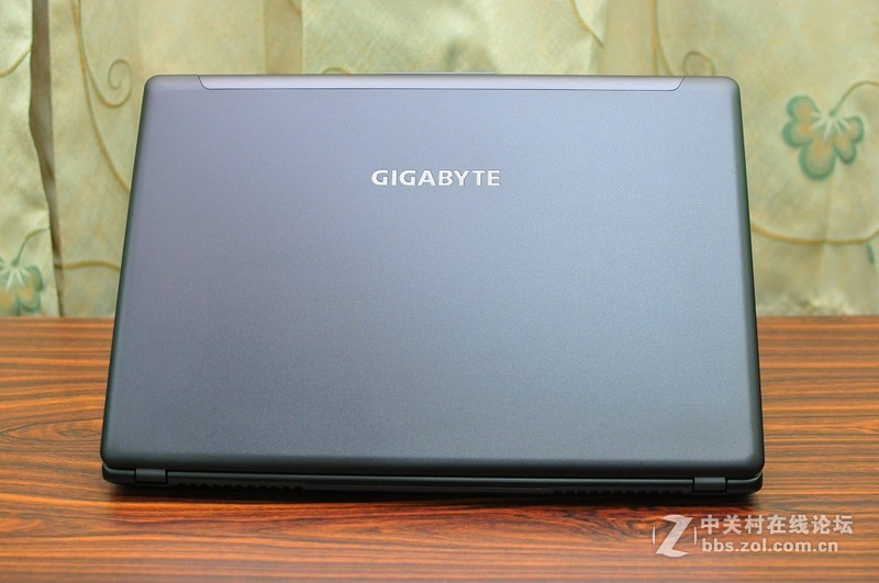 GIGABYTE P34K V7，搭配GTX1050 TI，让效能持平桌机