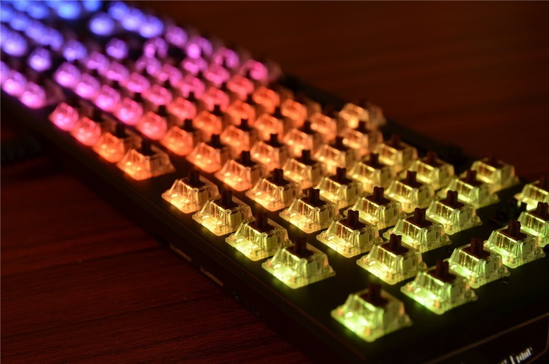 影驰开始做键盘了？看看这款RGB暗黑版茶轴机械键盘如何