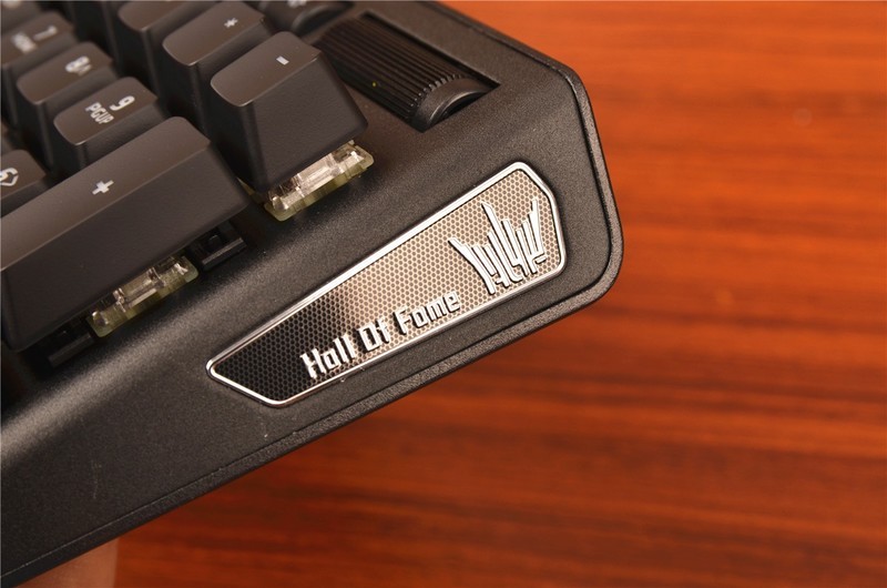 影驰开始做键盘了？看看这款RGB暗黑版茶轴机械键盘如何