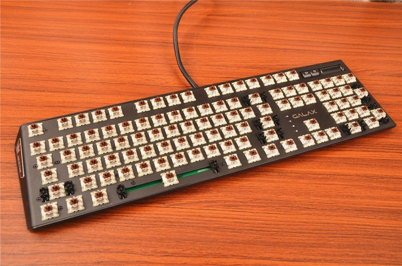 影驰开始做键盘了？看看这款RGB暗黑版茶轴机械键盘如何