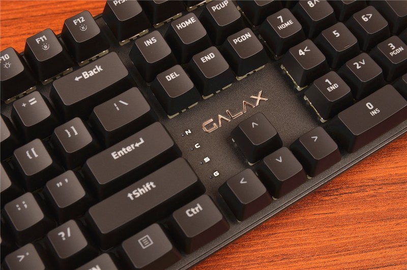 影驰开始做键盘了？看看这款RGB暗黑版茶轴机械键盘如何