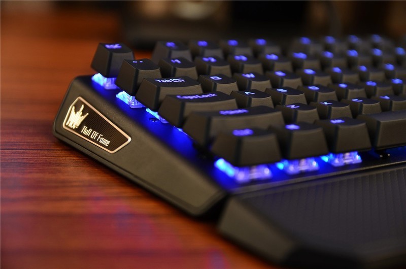 影驰开始做键盘了？看看这款RGB暗黑版茶轴机械键盘如何