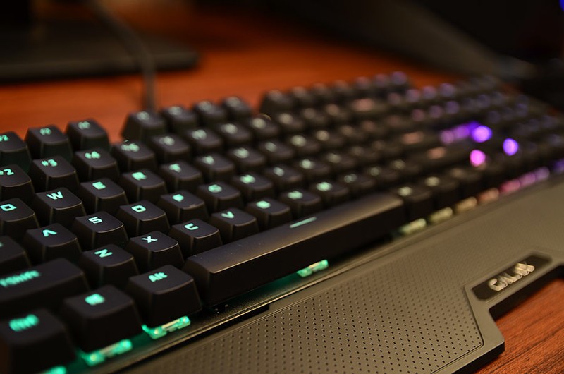 影驰开始做键盘了？看看这款RGB暗黑版茶轴机械键盘如何