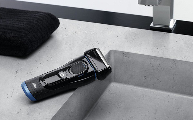 博朗5040S剃须刀：干湿两用，灵活摆动刀头贴合面部