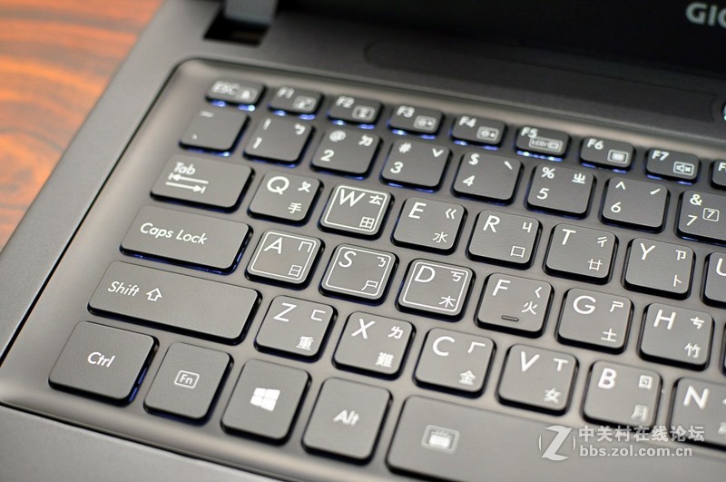 GIGABYTE P34K V7，搭配GTX1050 TI，让效能持平桌机