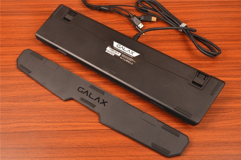 影驰开始做键盘了？看看这款RGB暗黑版茶轴机械键盘如何